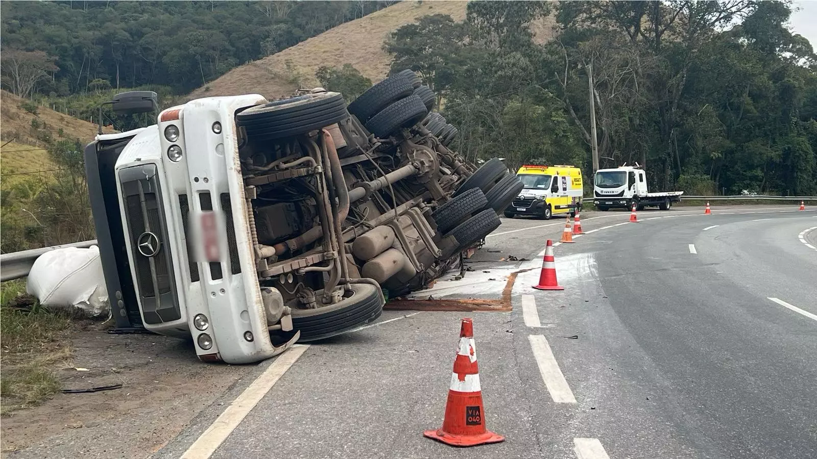 Vídeo: carreta carregada com farinha de trigo tomba na BR-040 em Santos Dumont